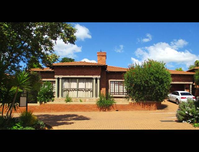 3 BEDROOM TOWNHOUSE FOR SALE IN DAN PIENAAR